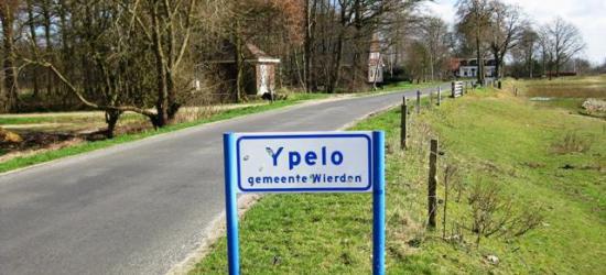 Ypelo wordt in sommige media, zoals recente Topografische atlassen Overijssel en Google Maps, nog als IJpelo geschreven, maar op de plaatsnaamborden staat Ypelo, dus kennelijk is dat de juiste huidige spelling