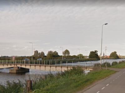 Tegenwoordig ligt er bij buurtschap 2e Vlotbrug een vaste brug over het Kanaal door Voorne. Vroeger heeft hier een vlotbrug gelegen, waar de buurtschap naar is genoemd. Zie daarvoor het hoofdstuk Geschiedenis. (© Google StreetView)