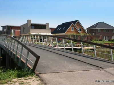 De Sieradenbuurt in Almere, gezien vanaf het Diadeempad bij de brug over de Aaktocht