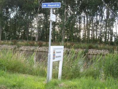 Beetje jammer dat De Haandrik, in tegenstelling tot de meeste andere buurtschappen in de gemeente Hardenberg, geen plaatsnaambordjes heeft; je kunt dus alleen aan de gelijknamige straatnaambordjes zien dat je daar bent aanbeland.