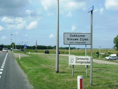 De buurtschap Dokkumer Nieuwe Zijlen ligt voor het overgrote deel in de gemeente Dongeradeel ...
