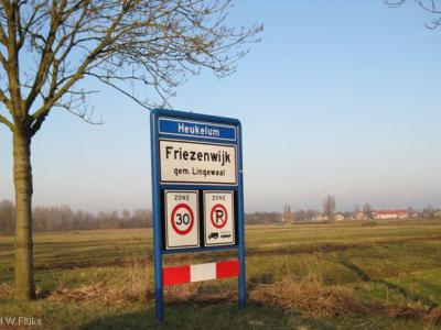 Friezenwijk heeft een fraai plaatsnaambord zoals het eigenlijk bij alle buurtschappen zou moeten: de dorpsnaam bovenaan, met de buurtschapsnaam eronder.