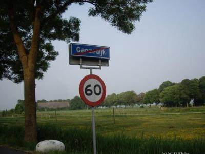 Ganzedijk is een buurtschap van het dorp Finsterwolde, en heeft een eigen 'bebouwde kom' en daarom blauwe plaatsnaamborden
