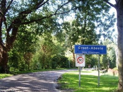 Groot-Abeele valt als buurtschap voor de postadressen onder Oost-Souburg, maar heeft wel een eigen bebouwde kom met komborden Groot-Abeele