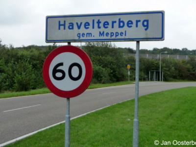 De buurtschap Havelterberg viel vanouds onder de gemeente Havelte. Sinds 1998 valt de kern van de buurtschap (blauwe borden) onder de gemeente Westerveld, het buitengebied (witte borden) is overgegaan naar de gemeente Meppel.
