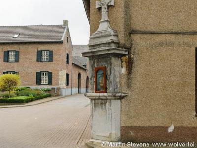 Kijk goed om je heen als je door buurtschap Ten Esschen wandelt of fietst. Zo vind je aan de gevel van huisnr. 3 een rijksmonumentaal "wegkapelletje in de vorm van een cenotaaf met crucifix en schelpnisje" uit 1767.