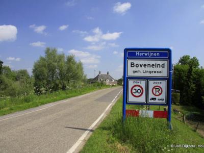 Buurtschap Boveneind ligt binnen de bebouwde kom van het dorp Herwijnen