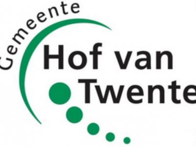 Het logo van de gemeente Hof van Twente symboliseert de vijf gemeenten waaruit zij is ontstaan, plus het uitgesproken groene en landelijke karakter van de gemeente