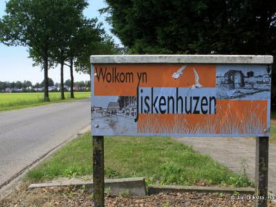 Idskenhuizen (Fries: Jiskenhuzen) is een dorp in de provincie Fryslân, gemeente De Fryske Marren. T/m 1983 gemeente Doniawerstal. In 1984 over naar gemeente Skarsterlân, in 2014 over naar gemeente De Fryske Marren.