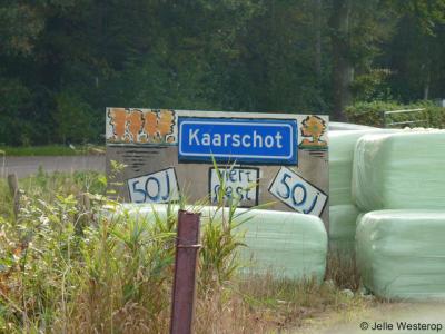 Buurtschap Kaarschot heeft geen plaatsnaamborden. In 2012 hebben er wel tijdelijke, zelfvervaardigde plaatsnaamborden gestaan om te attenderen op het 50-jarig bestaan van de buurt- en carnavalsvereniging.