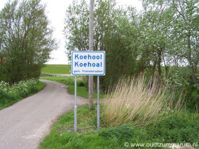 De Friese buurtschap Koehool heeft sinds 2012 plaatsnaamborden, zodat je nu tenminste ter plekke kunt zien wanneer je deze buurtschap binnenkomt en weer verlaat, en er geen gedetailleerde plattegrond of atlas meer voor bij de hand hoeft te hebben.