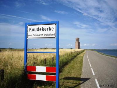Koudekerke op Schouwen-Duiveland is een van de plaatsen in de categorie 'kleinste plaats van Nederland'. Want het is kennelijk een plaats, omdat er plaatsnaamborden staan, maar het heeft geen huizen en geen inwoners; alleen de kerktoren staat er nog...
