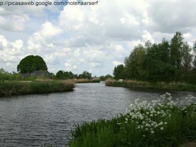 Kromme Mijdrecht en het Z van deze buurtschap gelegen dorp De Hoef liggen aan de rivier de Kromme Mijdrecht, die deels gekanaliseerd en deels nog steeds 'krom' is.