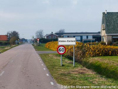 Midden-Eierland heeft witte plaatsnaamborden en ligt buiten de bebouwde kom (60 km-zone)