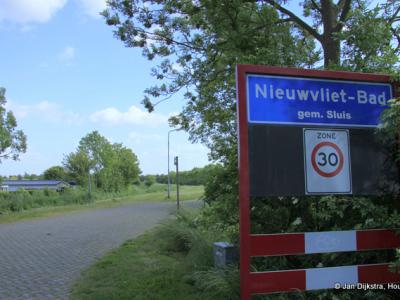 Nieuwvliet-Bad is een badplaats in de provincie Zeeland, in de streek Zeeuws-Vlaanderen, gemeente Sluis. T/m 31-3-1970 gemeente Nieuwvliet. Per 1-4-1970 over naar gemeente Oostburg, in 2003 over naar gemeente Sluis.