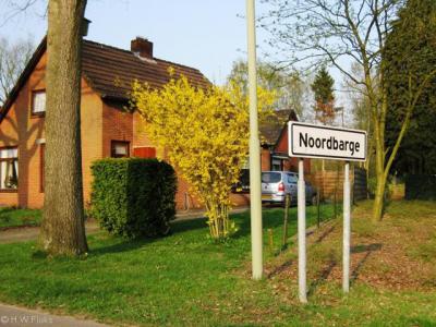 Noordbarge heeft witte plaatsnaamborden, ten teken dat de gemeente Emmen het als wijk van Emmen beschouwt. De inwoners vinden Noordbarge echter nog steeds een 'dorp bij Emmen' en niet een 'wijk in Emmen'.