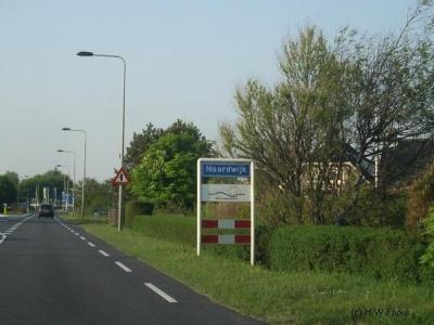 Noordwijk is topografisch gezien een grijs-gebiedgeval: in de praktijk spreekt men nog wel van de dorpen Noordwijk-Binnen en Noordwijk aan Zee, maar ter plekke blijkt dat niet uit bebording: de plaatsnaamborden vermelden alleen de naam Noordwijk.