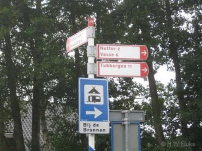 Buurtschap Nutter bij Ootmarsum is een officiële woonplaats, maar heeft vreemd genoeg geen plaatsnaamborden, dus aan de hand van richtingwijzers en ANWB-paddenstoelen waar de afstand op staat aangegeven, moet je maar gokken wanneer je er bent aanbeland...