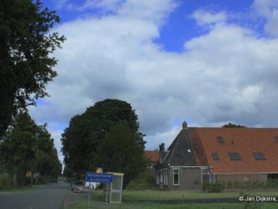 Rotsterhaule is een dorp bestaande uit enkele lintbebouwingen ZO van Joure