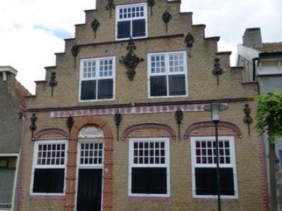 Sint-Annaland, rijksmonumentaal pand op Voorstraat 38, met rijk gedetailleerde trapgevel en overige gevelelementen