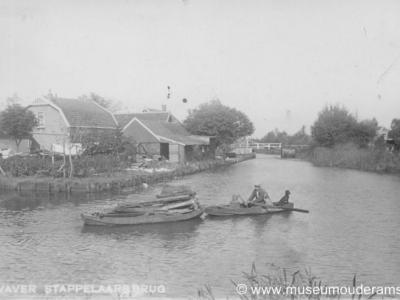 Stokkelaarsbrug ligt rond een 'kruising' van drie veenrivieren. Rechtuit zie je de Waver, linksaf de Oude Waver en rechtsaf de Winkel. Dit is een ansichtkaart uit 1910.