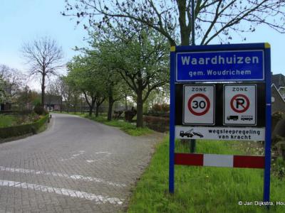 Waardhuizen is een dorp in de provincie Noord-Brabant, in de regio West-Brabant, en daarbinnen in de streek Land van Heusden en Altena, gemeente Altena.