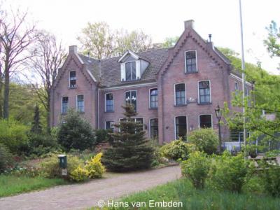 Het voormalige fabrieksgebouw op Koningin Wilhelminalaan 20 in Wilhelminaoord is in 1900 gebouwd en heeft oorspronkelijk de functie van mandenmakerij en mattenmakerij. Later is het gebouw als katoenweverij ingericht.