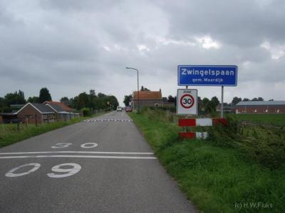 De buurtschap Zwingelspaan heeft geen echte kern, alleen lintbebouwing, maar is toch een bebouwde kom met 30 km-zone. In het postcodeboek bestaat de plaatsnaam Zwingelspaan niet, voor de postadressen is Zwingelspaan verdeeld over drie omliggende kernen.