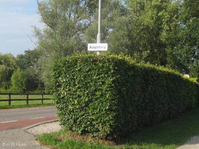 De toenmalige gemeente Schoorl heeft bij de buurtschappen in het dorpsgebied van Schoorl, en formeel ook gelegen binnen de bebouwde kom daarvan, zeer bescheiden witte plaatsnaambordjes geplaatst. Aagtdorp is er daar een van.