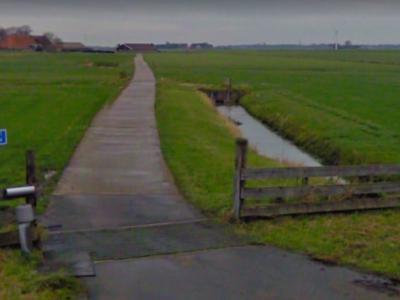Buurtschap Aaksens omvat twee boerderijen met als postadressen Hemdijk 19 en 21 'in' Tjerkwerd. Het is topografisch gezien een complexe situatie. Zie daarvoor het hoofdstuk Ligging. (© Google StreetView)