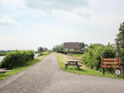 ZW van de kern van buurtschap Aan de Zuwe ligt op Wilnisse Zuwe 58 het langerrekte recreatieterrein Veen-Vliet, een particulier terrein met ca. 40 koop-recreatiewoningen (met Vereniging van Eigenaren).