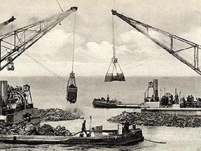 In 1927 is gestart met het aanleggen van de Afsluitdijk. Na vijf jaar hard werken aan deze megaklus is de dijk (eigenlijk: dam) in 1932 gereedgekomen. Op de foto het dichten van het laatste gat.
