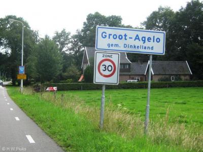 De buurtschap Agelo is verdeeld in Groot-Agelo en Klein-Agelo. Groot-Agelo heeft witte plaatsnaamborden omdat de buurtschap buiten de bebouwde kom ligt.