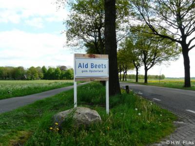 Wat er nog over is van het oude dorp Beets, heeft sinds februari 2014 plaatsnaamborden getiteld Ald Beets gekregen (en niet Oud Beets, omdat het buurdorp dat vanouds Nieuw Beets heette, sinds 1950 Nij Beets heet).
