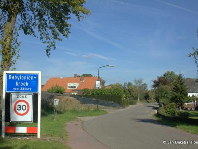 Babyloniënbroek is een dorp in de provincie Noord-Brabant, in de regio West-Brabant, en daarbinnen in de streek Land van Heusden en Altena, gemeente Altena.
