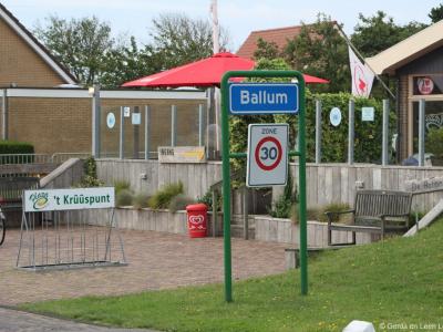 Ballum is een dorp in de provincie Fryslân, in de regio Waddengebied, op het eiland en in de gemeente Ameland. Als je er aankomt, kun je gelijk een hapje en/of drankje doen in 't Krûûspunt.