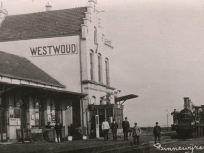 Het fraaie gebouw van station Westwoud, dat in werkelijkheid in de plaats - in die tijd nog dorp, tegenwoordig buurtschap - Binnenwijzend lag, zoals op deze ansichtkaart uit 1930 ook te zien is, is helaas in 1963 gesloopt. (collectie Niek Kors)