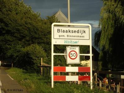 Tot 2013 heeft de buurtschap Blaaksedijk witte plaatsnaamborden en borden met max. 50 km/u. Maar dat kan eigenlijk niet, want buiten een bebouwde kom is het 80 of 60. 50 kan alleen bínnen een bebouwde kom.