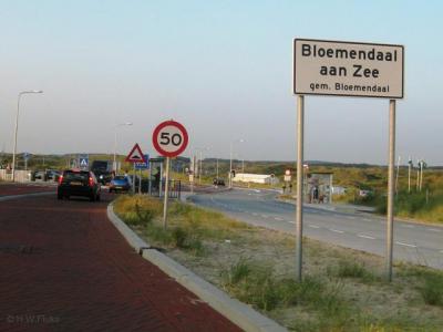 Badplaats Bloemendaal aan Zee heeft geen 'bebouwde kom' en heeft daarom witte plaatsnaamborden, wel met een 50 km-zone