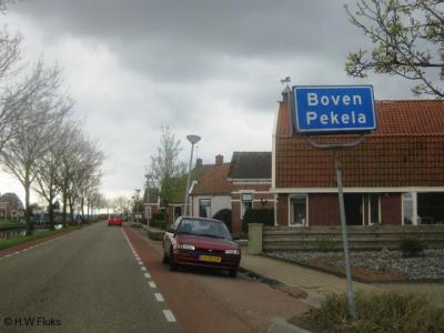 Boven Pekela is een dorp met een eigen bebouwde kom, maar ligt voor de postadressen 'in' Nieuwe Pekela