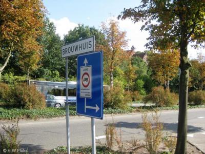 Het vroegere dorp Brouwhuis is door de stedelijke uitbreidingen van Helmond binnen de bebouwde kom van die stad komen te liggen en heeft daarom geen blauwe plaatsnaamborden meer, maar witte.