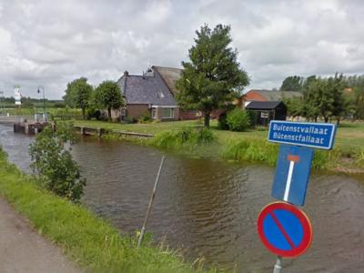 Buitenstvallaat is een buurtschap in de provincie Fryslân, gemeente Smallingerland. De buurtschap valt formeel onder de kern Drachten, maar heeft in de praktijk (ook) nauwe banden met buurdorp De Wilgen. (© Google StreetView)