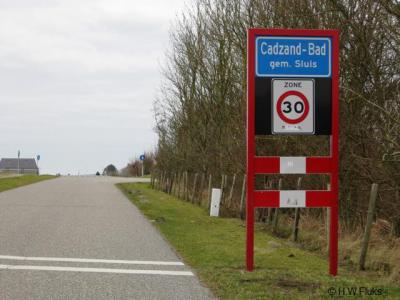Cadzand-Bad is een van de populaire badplaatsen in Zeeuws-Vlaanderen. Het heeft een eigen 'bebouwde kom' en daarom blauwe plaatsnaamborden. Maar het plaatsje heeft geen eigen postcode, voor de postadressen ligt het daarom 'in' Cadzand.