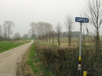 Bij de meeste buurtschappen in de gemeente Gulpen-Wittem ben je je er niet van bewust dat je er bent aangekomen, omdat er geen plaatsnaamborden staan. Zo ook bij de buurtschap Cartils, dat het met een zeer bescheiden straatnaambordje moet doen.