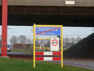 Castenray is een dorp in de provincie Limburg, in de streek Noord-Limburg, gemeente Venray. In Castenray houden ze wel van een lolletje, getuige carnavalsvereniging CV De Schanseknuppels. Ze hebben er zelfs een brug naar genoemd... ;-) (© H.W. Fluks)