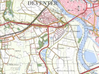 Aan de gele gemeente- en provinciegrenslijn op deze kaart is goed te zien dat dit vroegere deel van de IJssel op enig moment is gekanaliseerd, waardoor De Hoven e.o. sindsdien van de rest van de stad Deventer is afgesneden en nu aan de Gelderse kant ligt.