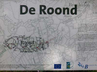 De meeste buurtschappen van de gemeente Boxtel, waaronder buurtschap De Roond, hebben in 2009 fraaie informatiepanelen gekregen waar ook de plaatsnaam groot op staat. Een mooie combinatie van 'plaatsnaambord' en informatiepaneel. (© www.henrifloor.nl)
