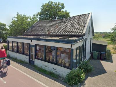 Het (tweede) café De Zwarte Kat, in de gelijknamige Amstelveense buurtschap, heeft eind 2017 de deuren gesloten. Een ontwikkelaar wil op deze locatie drie villa's realiseren. De inwoners van de buurtschap zijn daar 'not amused' over. (© Google StreetView)