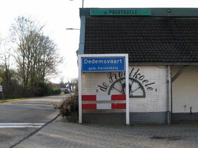 Dedemsvaart is een dorp in de provincie Overijssel, in de streek Salland, gemeente Hardenberg. T/m 2000 (hoofdplaats van de) gemeente Avereest. (© H.W. Fluks)