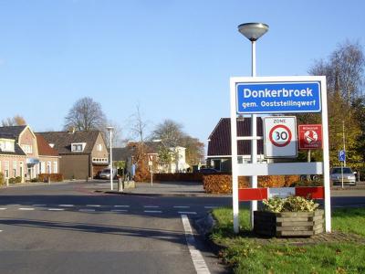 Donkerbroek is een dorp in de provincie Fryslân, in de streek Stellingwerven, gemeente Ooststellingwerf. (© H.W. Fluks)